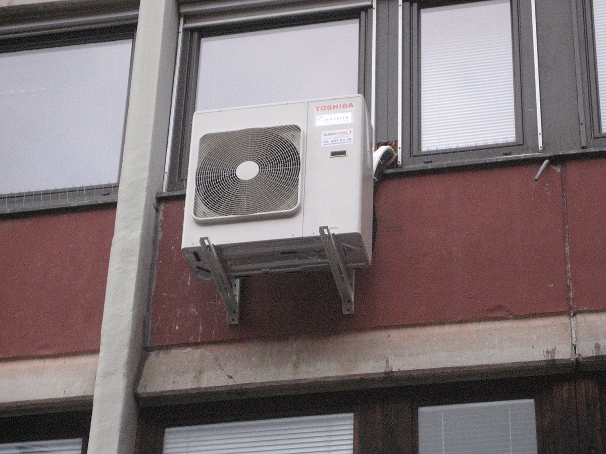 Montaža zunanje enote klimatske naprave na fasadi